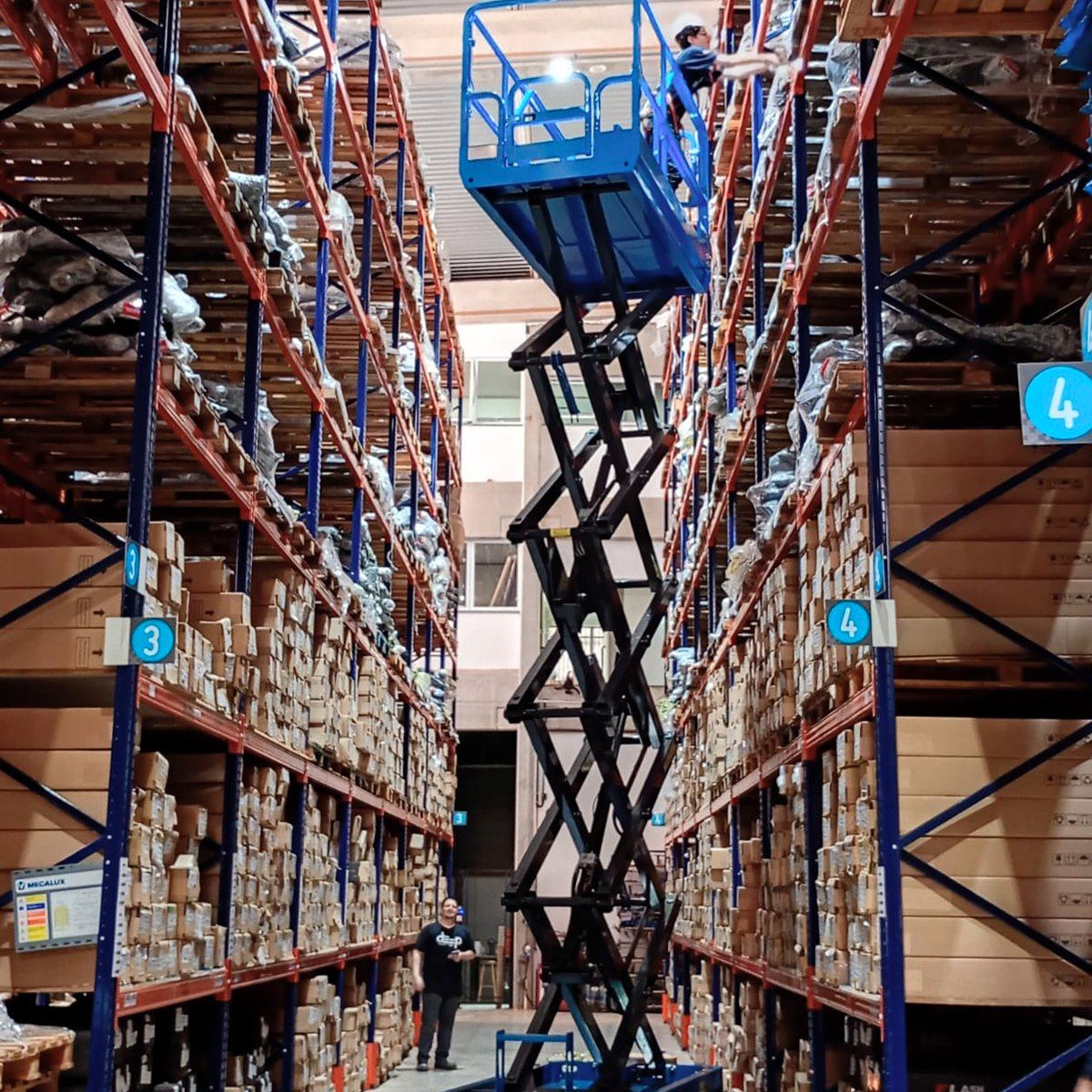 GTJZ10 elevada entre porta-pallets de um armazém