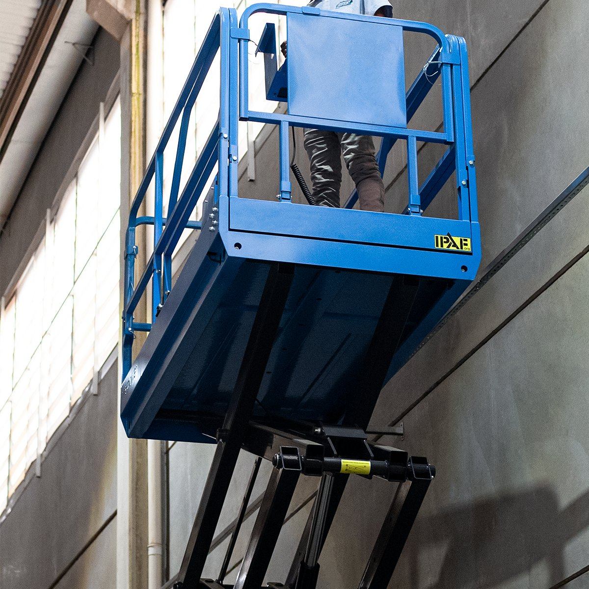 Plataforma da GTJZ10 elevada com operador a bordo