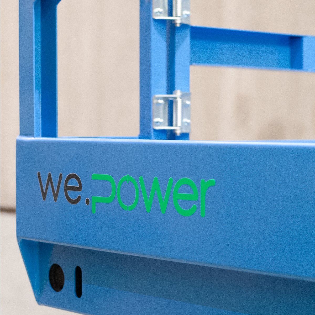 Detalhe da marca we.power na estrutura da plataforma