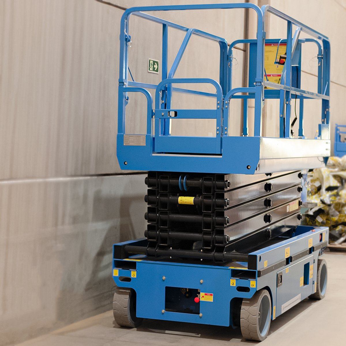 Plataforma elevatória tesoura elétrica GTJZ10 em galpão industrial